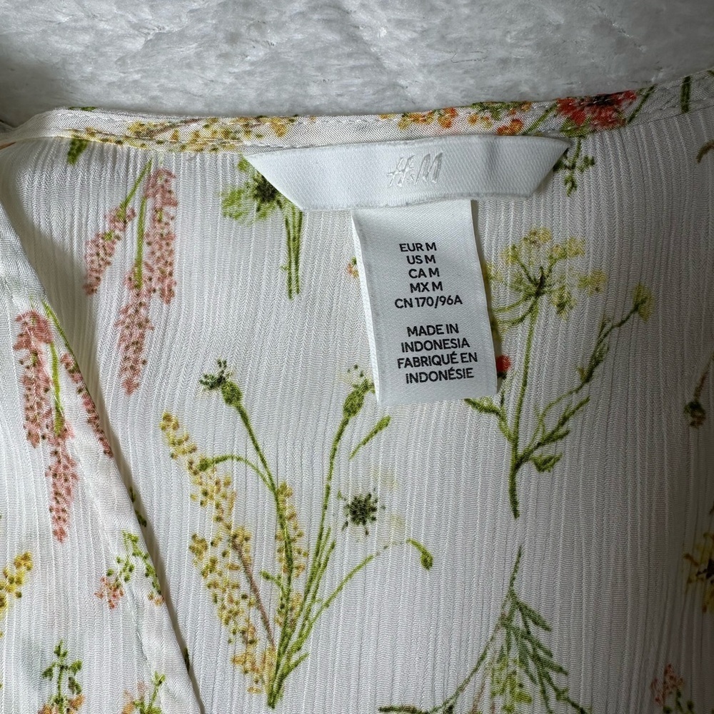 H&M SHORT V-NECK FLORAL BLOUSE - Picture 4 of 6